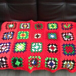 COLORFUL RED GRANNY SQUARES CUTE CROCHETED LAP BLANKET AFGHAN THROW- 38x30